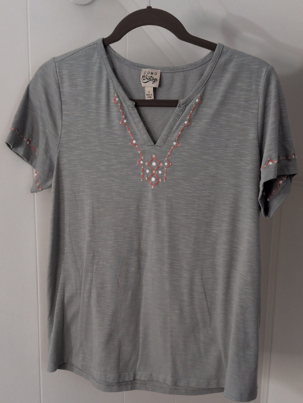 Como Vintage Gray V-Neck Tee with Coral & White Embroidery